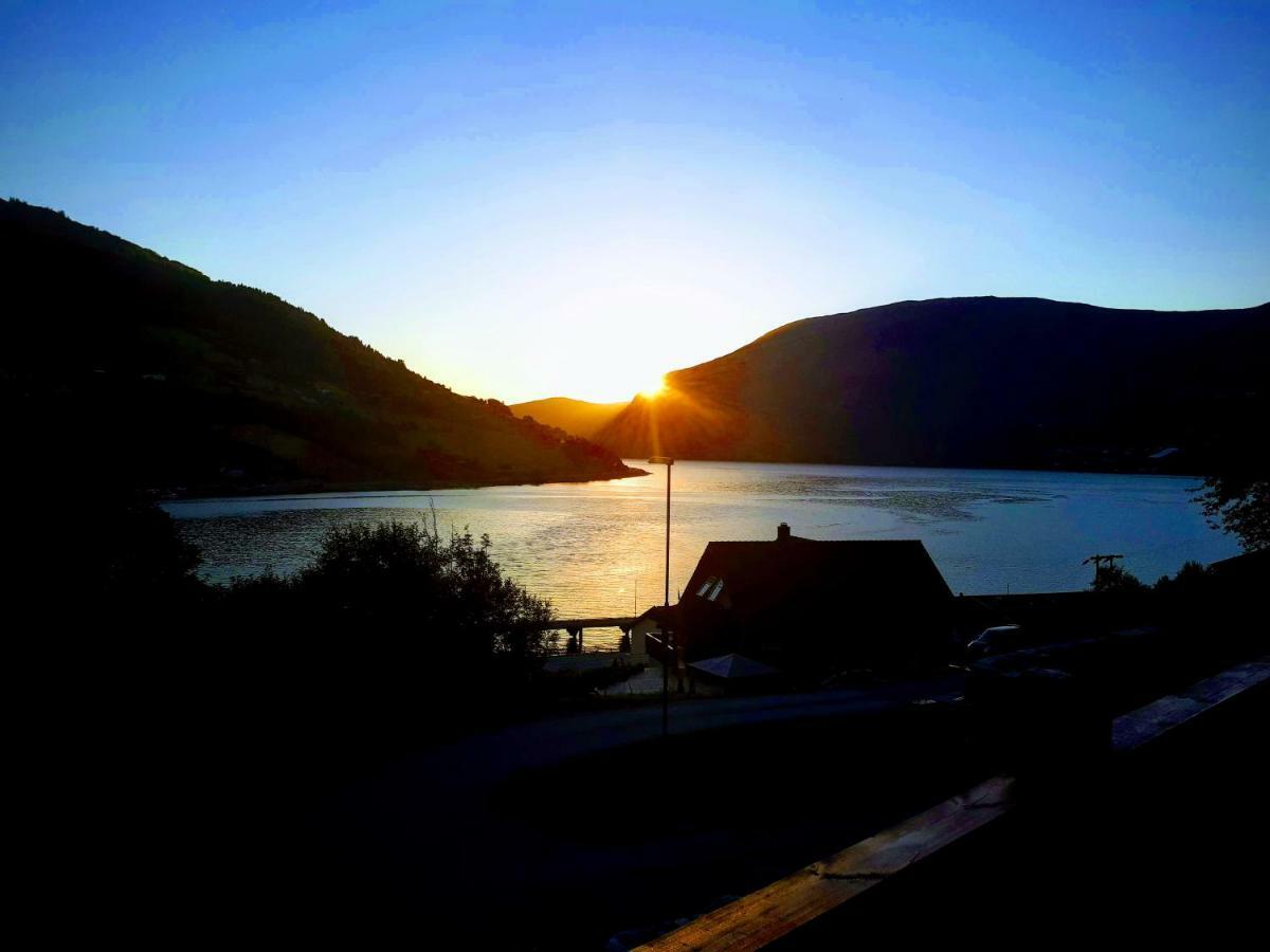 Panorama Fjord Olden Apartment Exterior foto